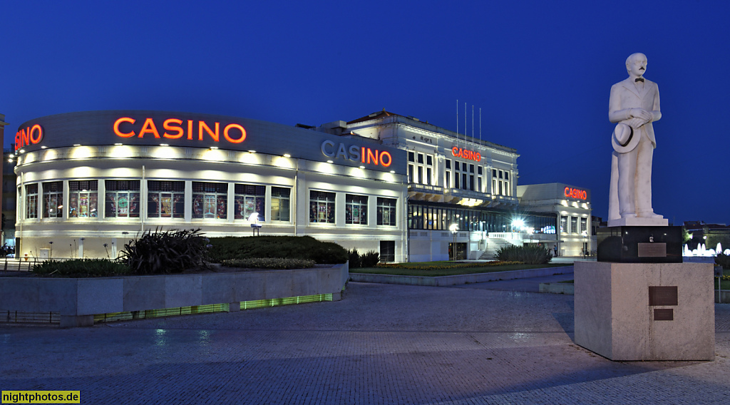 Póvoa de Varzim. Spielcasino 'Casino da Povoa'. Erbaut nach 1930 von Rogério de Azevedo. Denkmal 'O Senhor Poeta' für Fernando Pessoa. Bildhauer Francisco Simões 2008. Avenida dos Descobrimentos