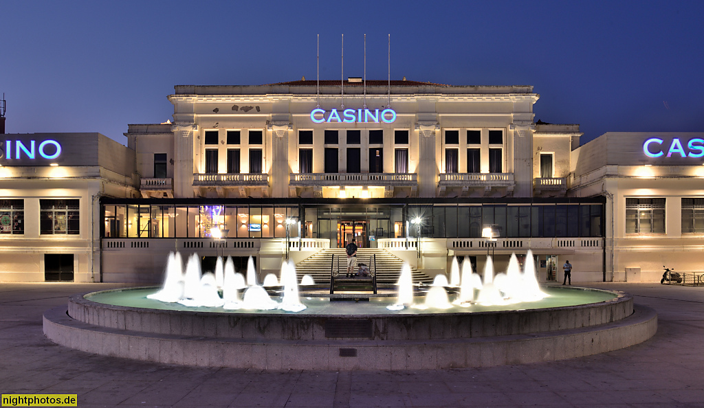 Póvoa de Varzim. Spielcasino 'Casino da Povoa'. Erbaut nach 1930 von Rogério de Azevedo. Springbrunnen mit Wasserspiel. Avenida dos Descobrimentos