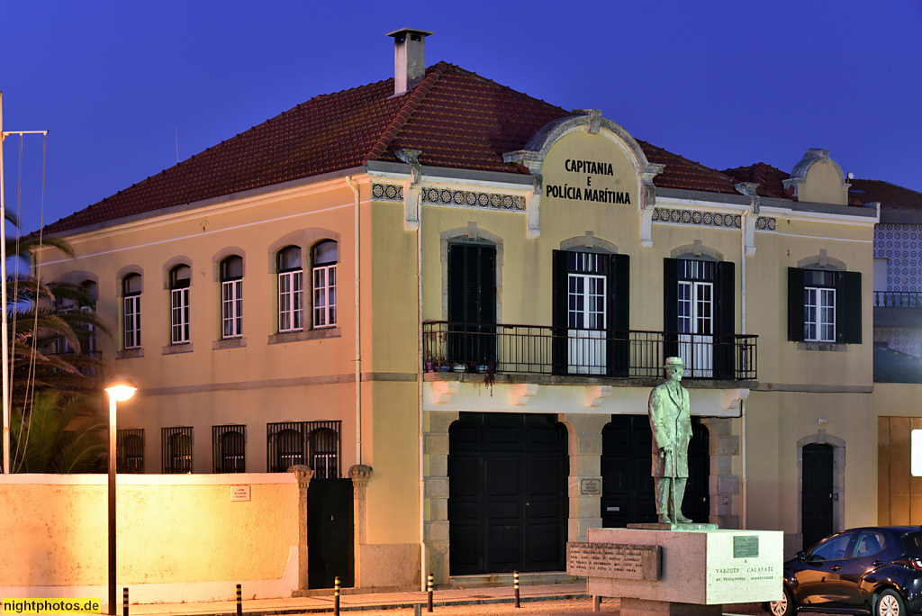 Póvoa de Varzim. Capitania é Policia Maritima. Hafen- und Seefahrtspolizei. Denkmal Vasques Calafate errichtet 1990. Largo Doutour Vasques Calafate