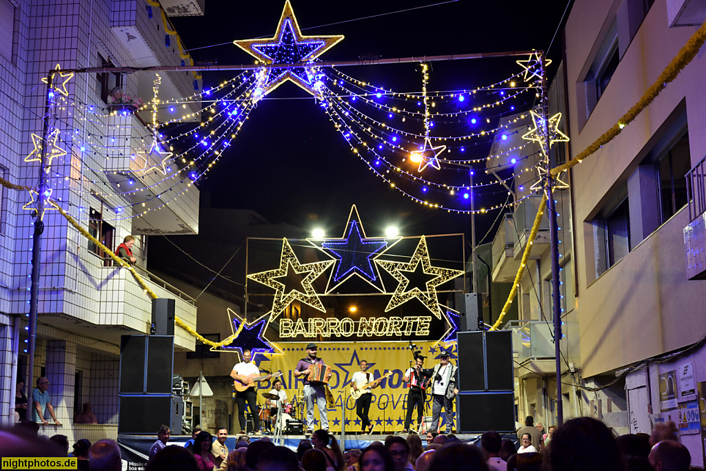 Póvoa de Varzim. Festa de São Pedro 2025. Illumination. Festbeleuchtung. Bühne. Bairro Norte. Rua Serpa Pinto