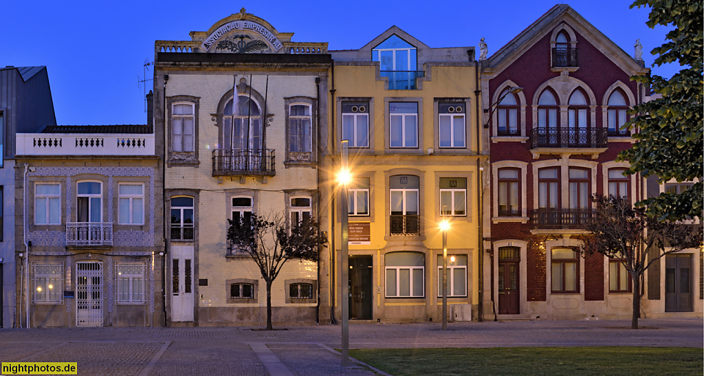 Póvoa de Varzim. Praça do Almada. Rathausplatz. Historische Randbebauung Nordostseite