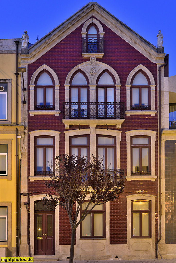 Póvoa de Varzim. Praça do Almada. Rathausplatz. Historische Randbebauung Nordostseite. Wohnhaus laut Inschrift erbaut 1908. Giebelfenster