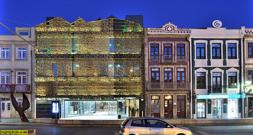 Póvoa de Varzim. Praça do Almada. Centro de Atendimento Municipal. Bürgeramt. Passage zur Metrostation. Historische Randbebauung Südseite
