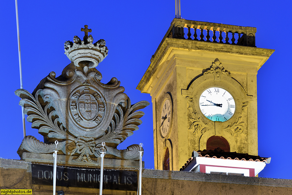 Póvoa de Varzim. Câmara Municipal. Rathaus. Erbaut neoklassizistisch 1790-1791 von Reinaldo Oudinot. Steinwappen. Uhrenturm