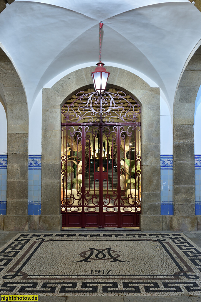 Póvoa de Varzim. Câmara Municipal. Rathaus. Erbaut neoklassizistisch 1790-1791 von Reinaldo Oudinot. Arkaden mit Kreuzgratgewölbe. Portal