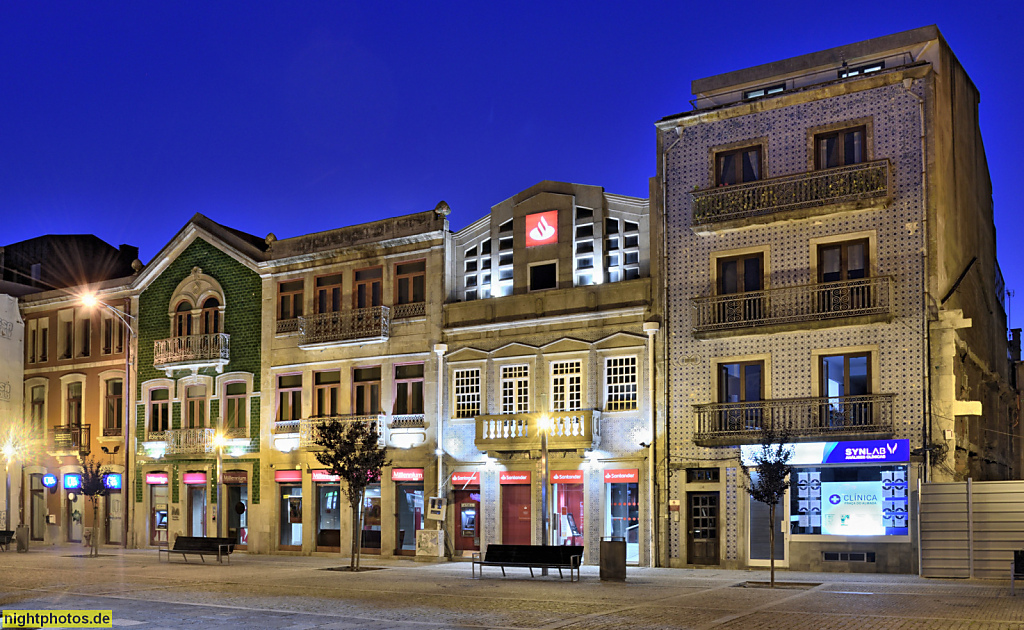 Póvoa de Varzim. Praça do Almada. Rathausplatz. Historische Randbebauung Nordwestseite