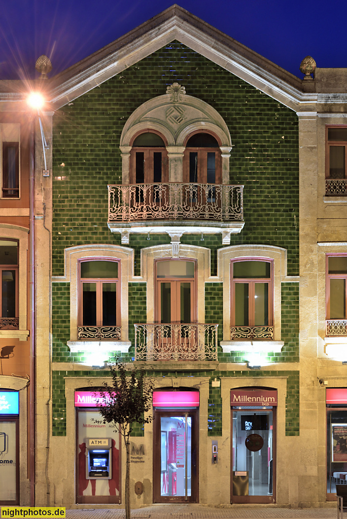 Póvoa de Varzim. Praça do Almada. Rathausplatz. Historische Randbebauung Nordwestseite. Bank Millenium bcp