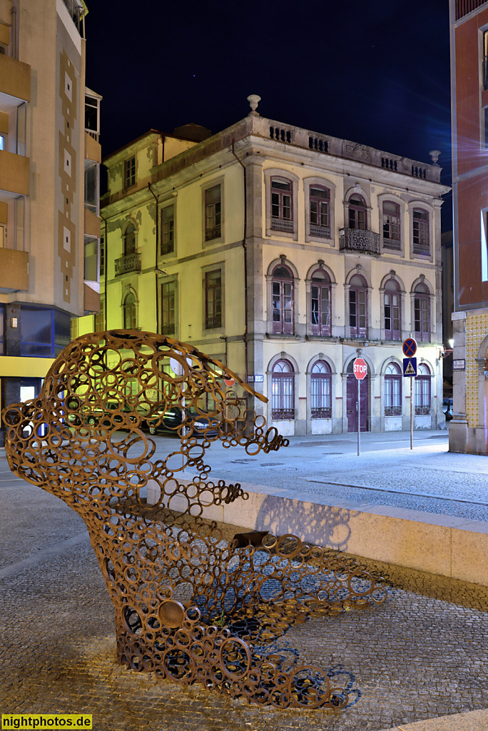 Póvoa de Varzim. Praça do Almada. Arte na rua. Rathausplatz. Kunstwerk 'Mulher' von Joaquim Alvares de Sousa 2018. Stifter José Maria Ferreira. Gründer von OTIIMA