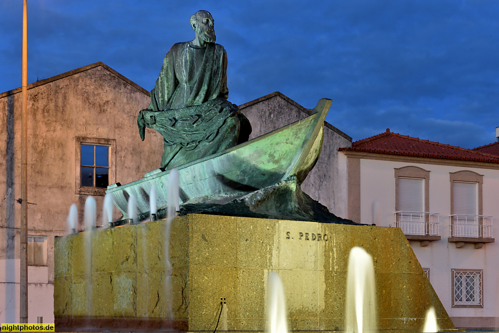 Póvoa de Varzim. Monumento a Sao Pedro von Armando Correia. Bronzeguss von Ruy Anahory. Aufgestellt 1996 an der Avenida dos Descobrimentos
