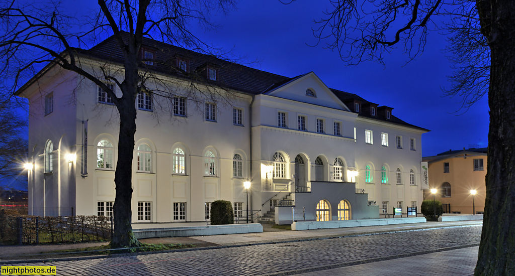 Schwerin. Schelfstadt. Bürogebäude. Erbaut 1926 als Stadtbad neoklassizistisch von Hans Stoffers. Mit übergiebeltem Mittelrisalit. Spieltordamm 9. Am Pfaffenteich