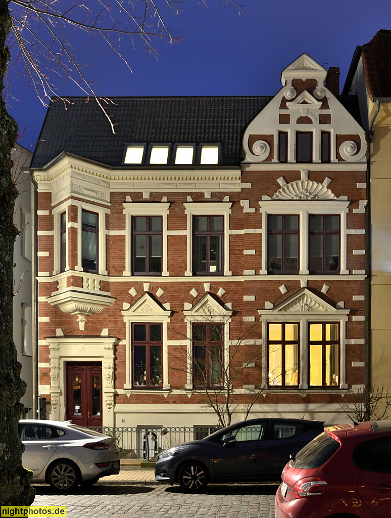 Schwerin. Schelfstadt. Wohnhaus im Stil holländischer Renaissance. Quergiebel mit Voluten. August-Bebel-Strasse 23