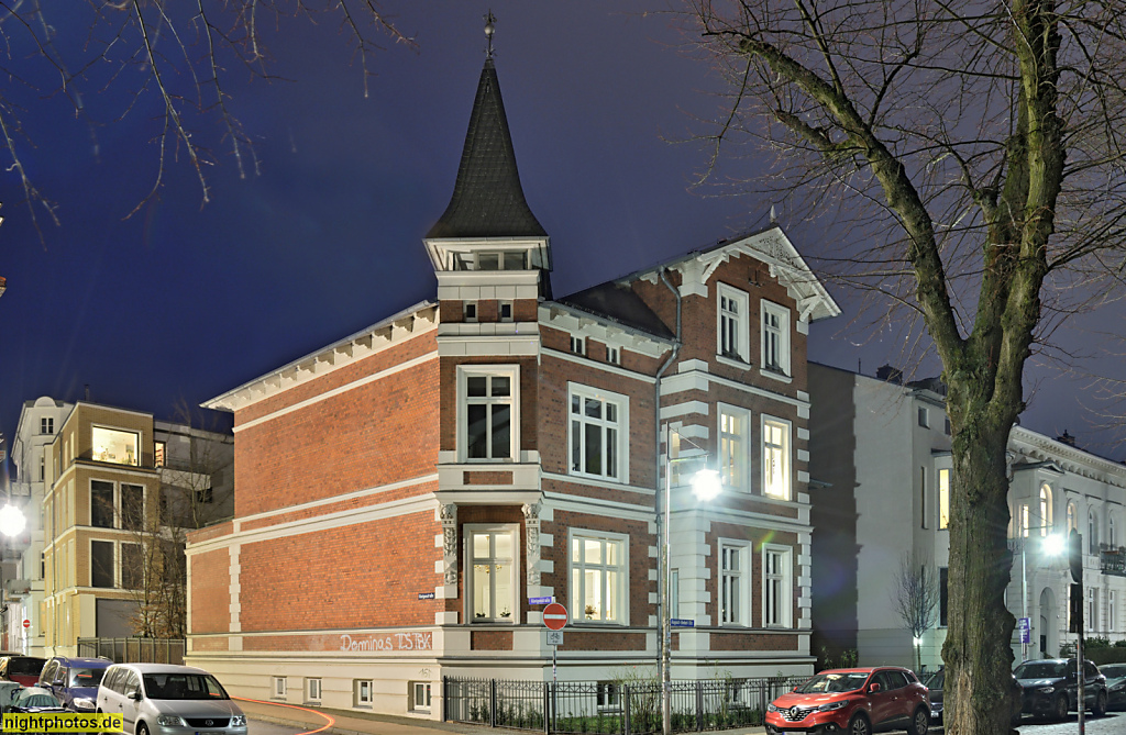 Schwerin. Schelfstadt. Wohnhaus im Stil holländischer Renaissance. Quergiebel. August-Bebel-Strasse 18 Ecke Röntgenstrasse
