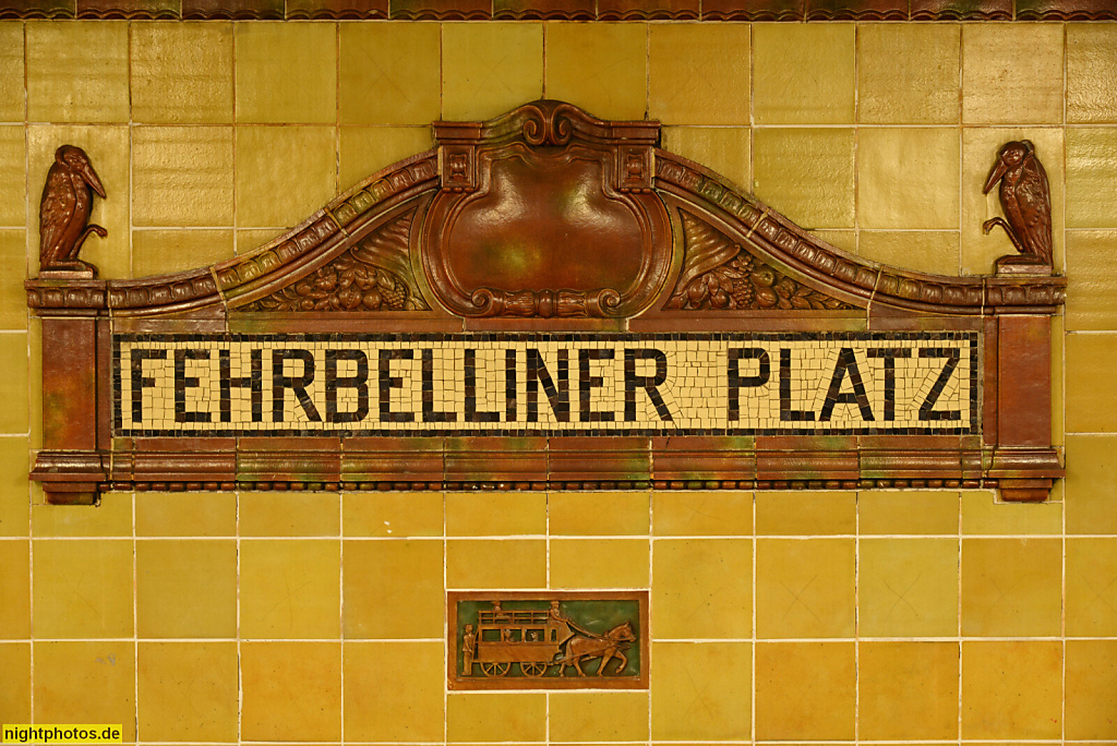 Berlin Wilmersdorf. U-Bahn Fehrbelliner Platz. Erbaut 1913 von Wilhelm Leitgebel. Stationsschild aus Majolika Keramik von Richard Mutz und Rothersche Kunstziegelei