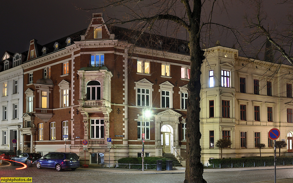 Schwerin. Schelfstadt. Doppelwohnhaus erbaut 1887 neoklassizistisch mit Schmuckerker und Portikus. August-Bebel-Str 5 mit Körnerstr 24
