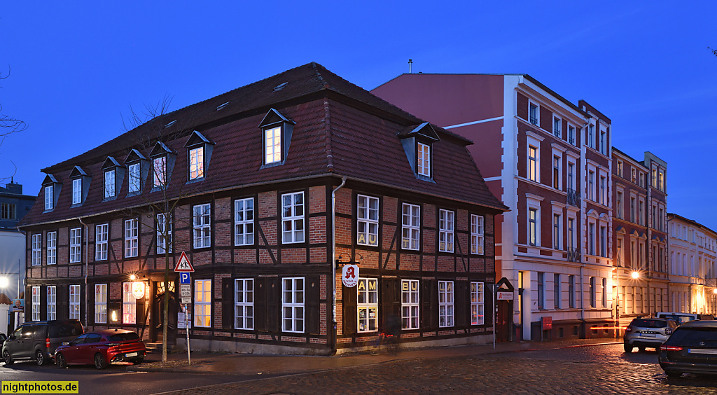 Schwerin Schelfstadt. Schelf-Apotheke. Fachwerkhaus mit gemauerten Ausfachungen. Mansarddach mit Giebelgauben. Schelfstrasse 38 Ecke Taubenstrasse 19