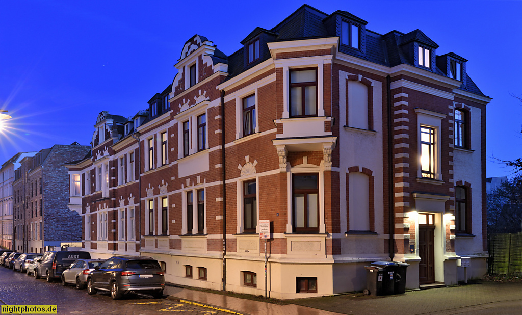 Schwerin Schelfstadt. Wohnhaus mit neoklassizistischer Fassade teilverputzt. Taubenstrasse 8-10