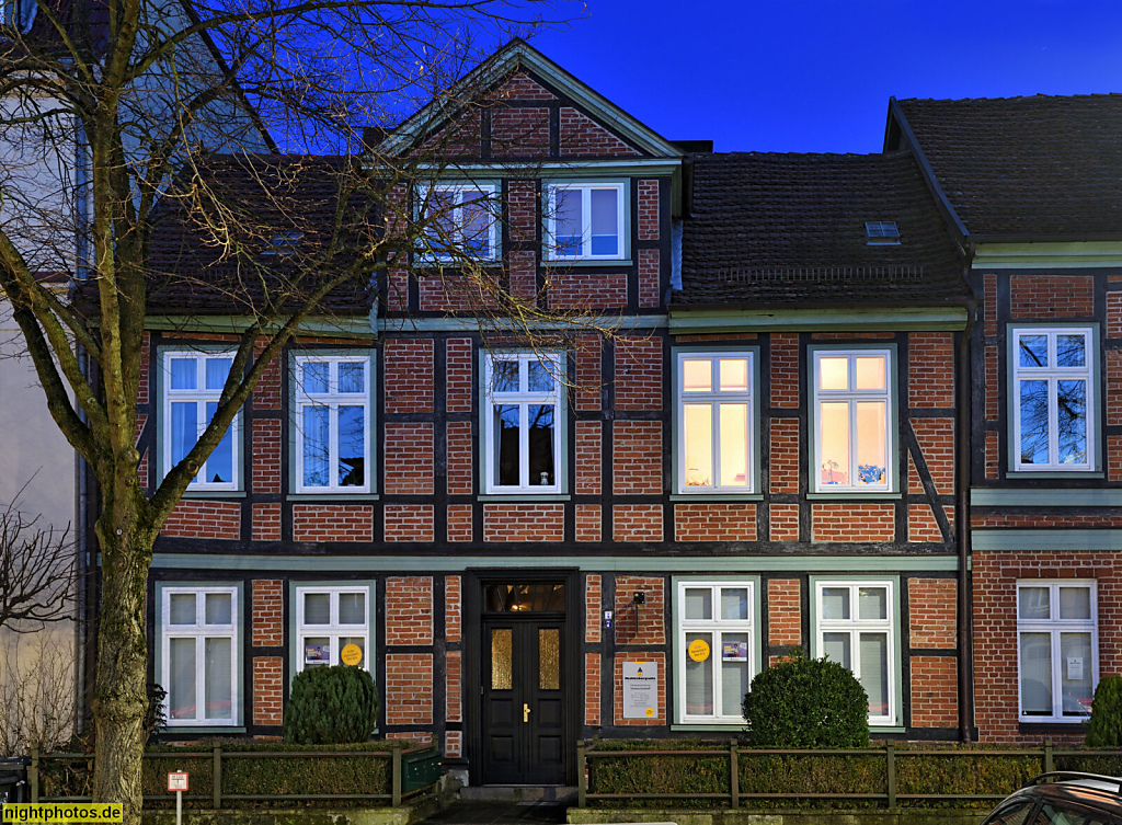 Schwerin Schelfstadt. Wohnhaus. Fachwerk mit gemauerten Ausfachungen. Zwerchhaus. Schelfmarkt 7