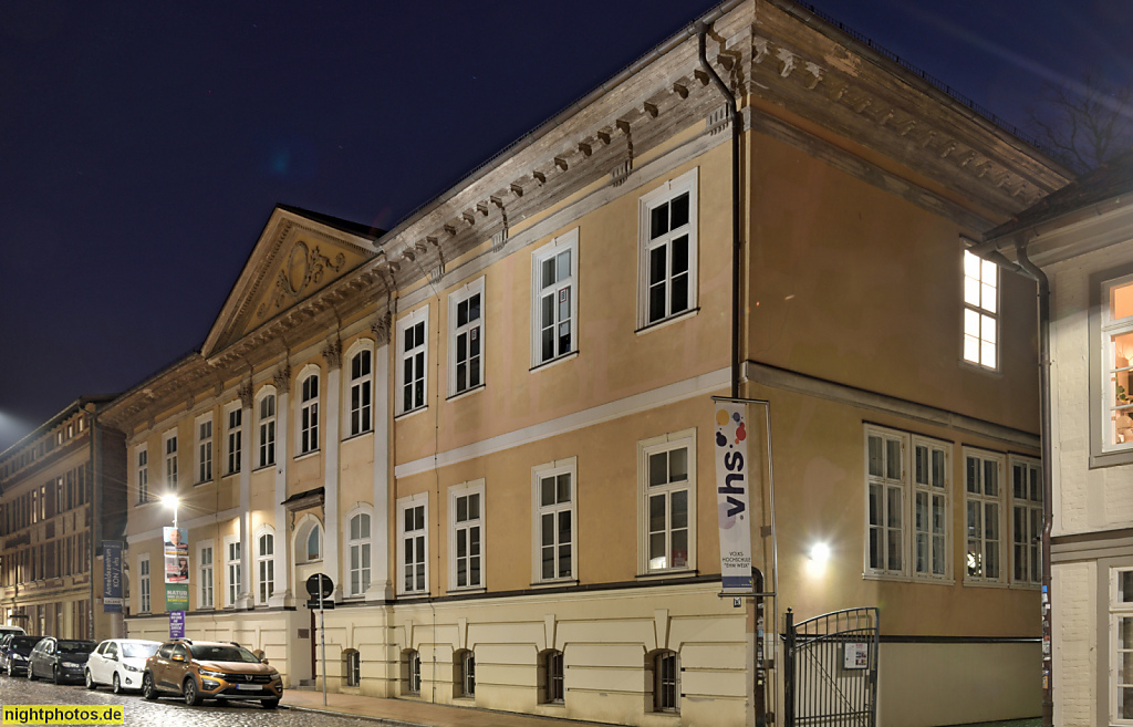 Schwerin Schelfstadt. Volkshochschule VHS. Erbaut vor 1703 klassizistisch. Umbau 1798. Umbau 1850, Seit 1810 Geheimratspräsident und Ministers August Georg von Brandenstein. Puschkinstrasse 13