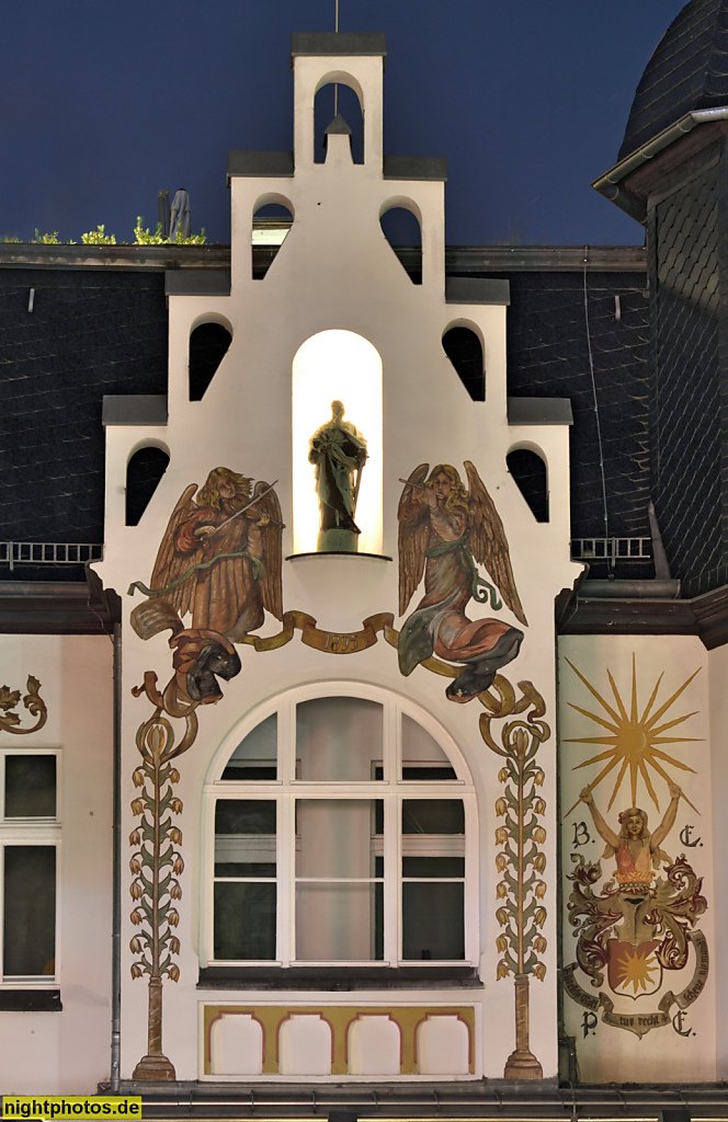 Berlin Lichterfelde. Emisch-Haus. Erbaut 1892-1895 als Turmvilla mit Fachwerk von Wilhelm Sander. Fassadenmalerei.  Baseler Strasse 5