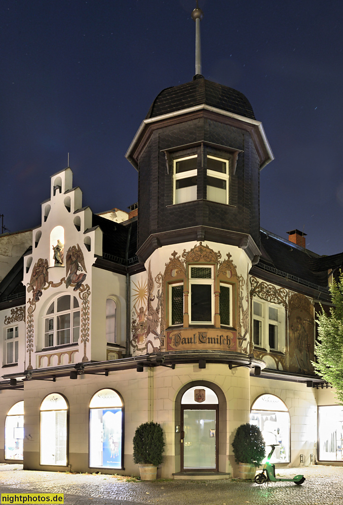 Berlin Lichterfelde. Emisch-Haus. Erbaut 1892-1895 als Turmvilla mit Fachwerk von Wilhelm Sander. Fassadenmalerei.  Baseler Strasse 5