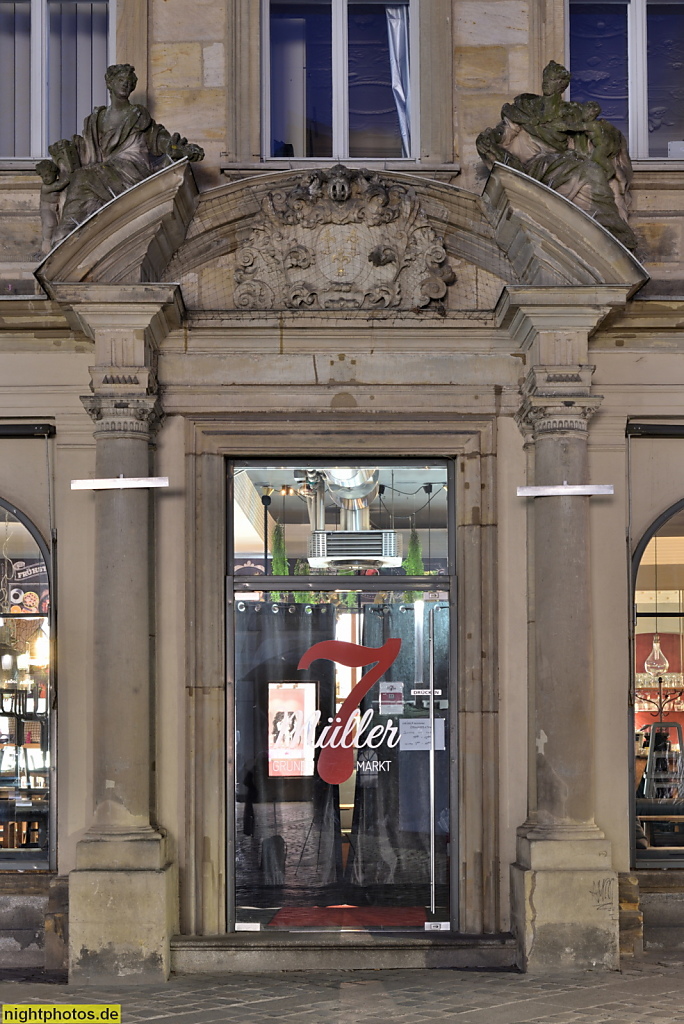 Bamberg. Stapfsches Haus. Barocker Quadersteinbau erbaut 1720 von Johann Leonhard Dientzenhofer mit Stuck von Johann Jakob Vogel. Portalfiguren von Leonhard Gollwitzer. Grüner Markt 7
