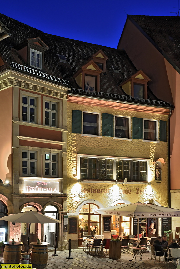 Bamberg. Obstmarkt 1. Brüderla Brobier. Erbaut 1768 als Fischmühle mit spätbarockem Tor. 1875 spätklassizistisch überbaut. Obstmarkt 3. Cafe Restaurant Zeis. Erbaut 1776 als Handwerkerhaus. Fassade 1945 verändert