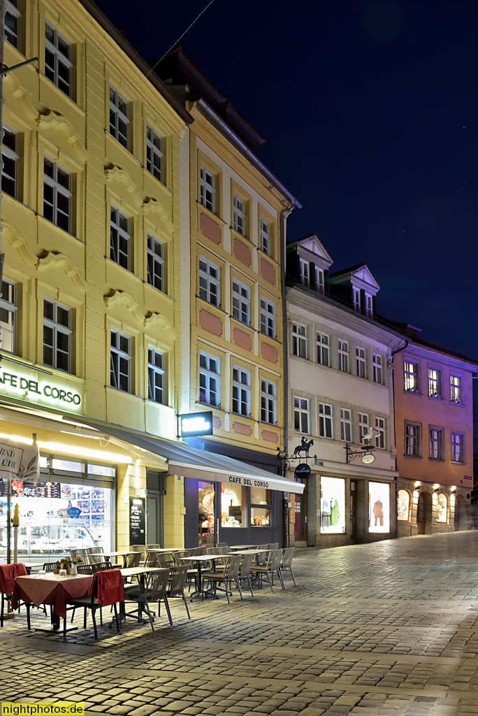 Bamberg. Obere Brücke. Cafe del Corso. Wohn- und Geschäftshäuser erbaut im 16.-17. Jahrhundert. Teils klassizistisch überbaut. Gastronomie