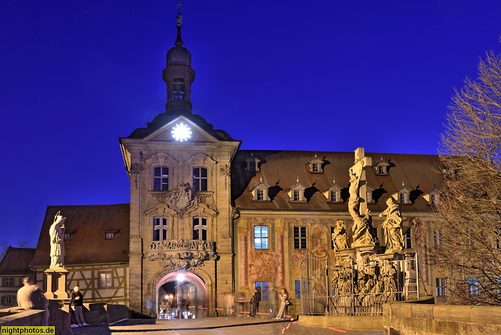 Bamberg. Obere Brücke. Rathaus erbaut 1461-1467. Fassadenmalerei von Johann Anwander 1755. Malerei restauriert 1959-1962 von Anton Greiner. Rocailleornamentik. Fachwerk mit Satteldach
