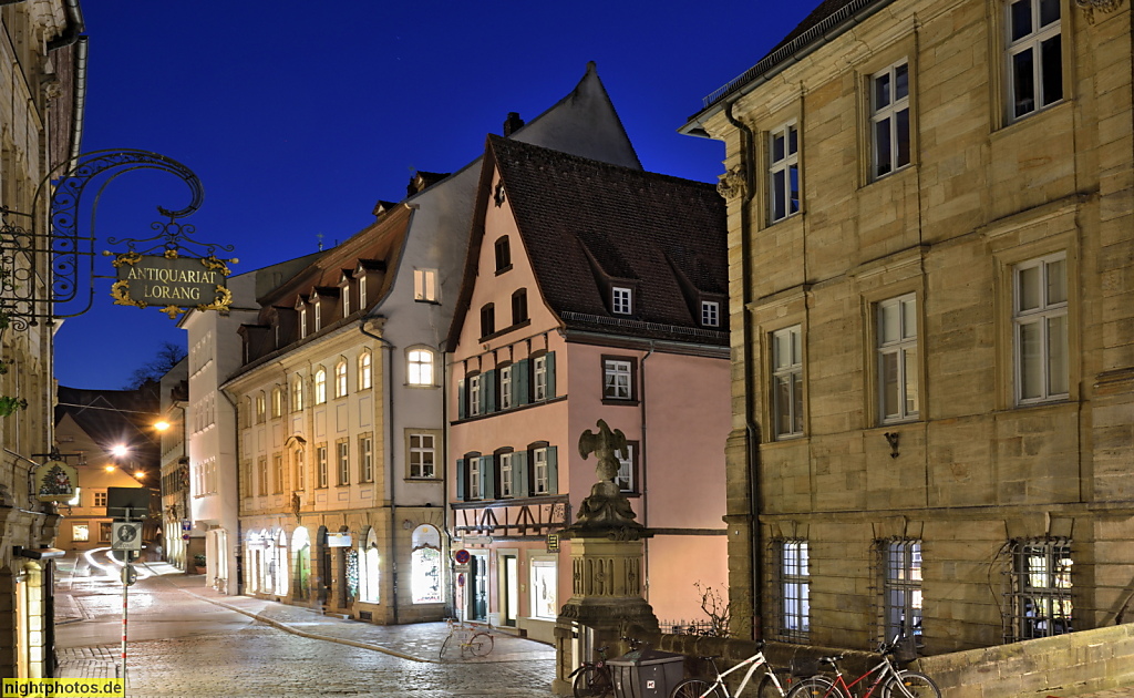 Bamberg. Karolinenstrasse. Haus zum Düthorn mit Düthornbrunnen oder Adlerbrunnen. Brunnen erschaffen 1771 von Franz Ignaz Michael Neumann aus Sandstein