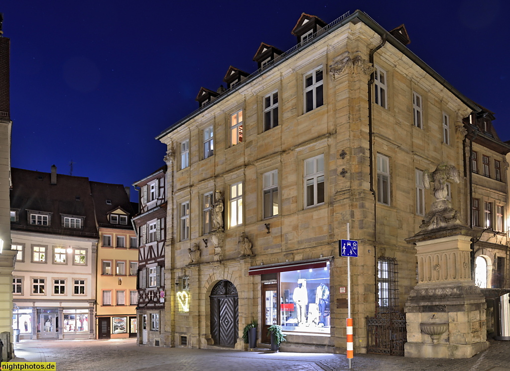 Bamberg. Karolinenstrasse. Haus zum Düthorn mit Düthornbrunnen oder Adlerbrunnen. Barock. Brunnen erschaffen 1771 von Franz Ignaz Michael Neumann aus Sandstein. Barocke Toreinfahrt