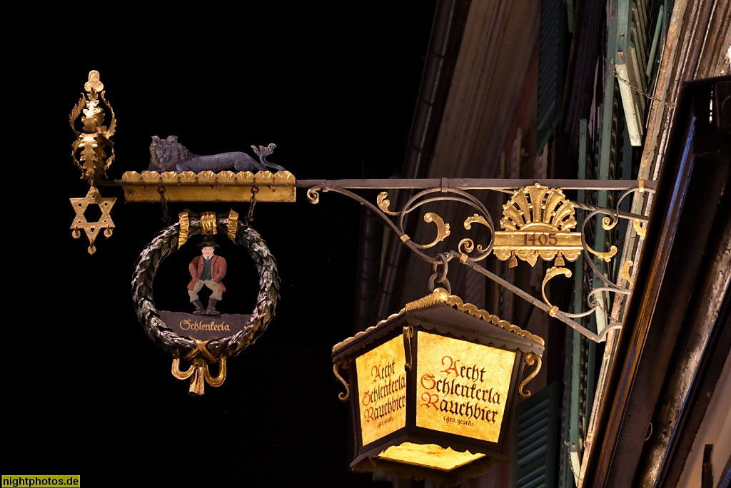 Bamberg. Gasthaus. Brauereiausschank Aecht Schlenkerla Rauchbier. Erbaut Mitte 17. Jahrhundert als Haus zum Blauen Löwen. Nasenschild