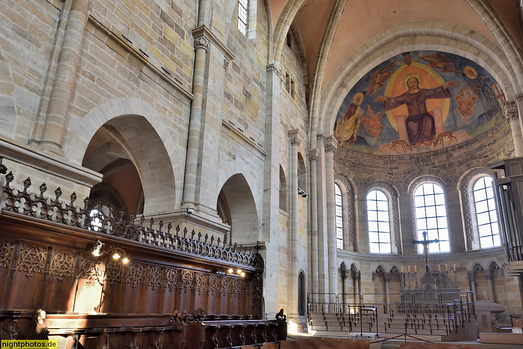 Bamberger Dom. Chorraum mit Chorgestühl im Ostchor. Apsis mit Fresko von Karl Caspar erschaffen 1928 mit Weltenrichter Christus. Schnitzwerk aus Mitte 14. Jhdt.