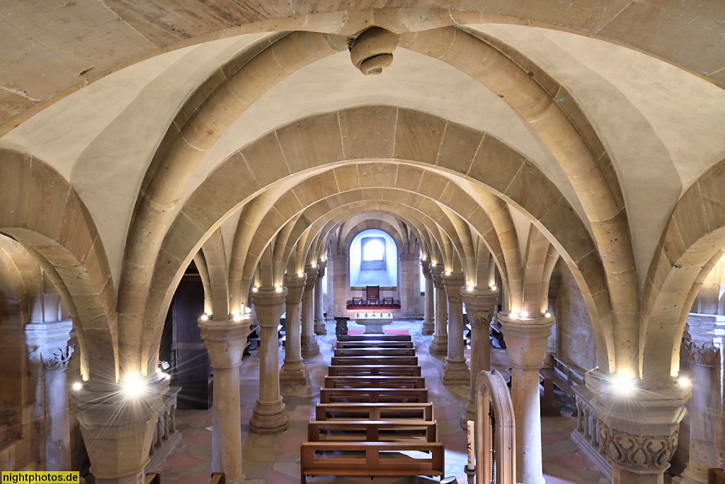 Bamberger Dom. Dreischiffige Hallenkrypta mit Steinsärgen von Bischöfen und Königen. Kreuzrippengewölbe