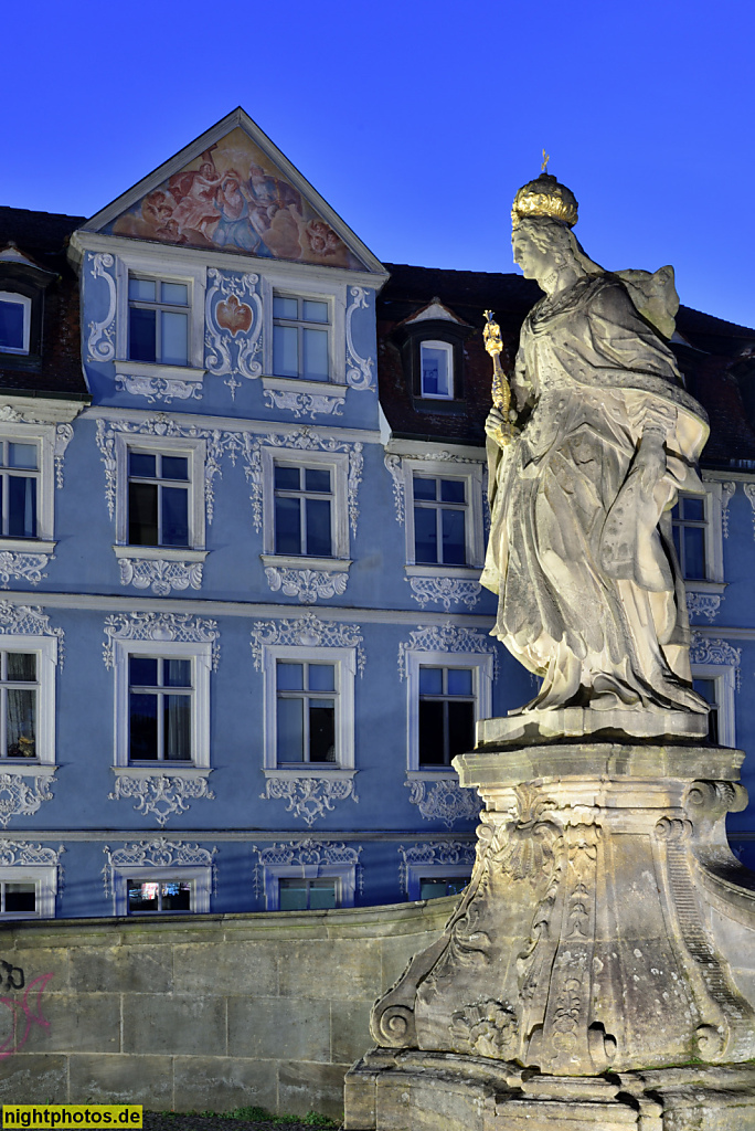 Bamberg. Hellerhaus. Erbaut 1740 von Justus Heinrich Dientzenhofer. Steinfigur der heiligen Kunigunde von Johann Peter Benkert von 1744. Natursteinkopie von 1990