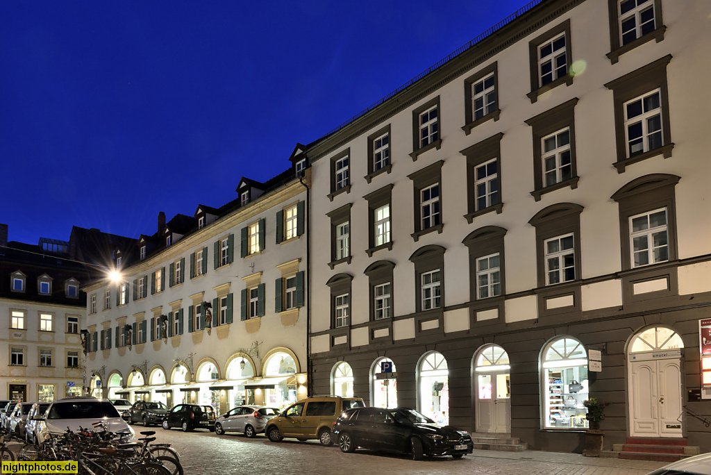 Bamberg. Wohn- und Geschäftshaus erbaut 1832 von Joseph III. Dennefeld. Aufgestockt 1875 von Georg II. Hofbauer. Spätklassizistische Fassade. Herrenstrasse 2