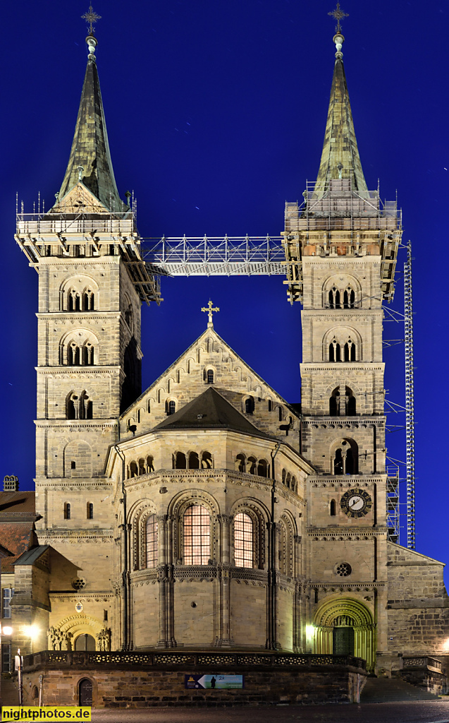 Bamberger Dom. Erstbau 1004-1012 durch König Heinrich II. Nach Brand frühgotischer Neubau 1185-1237 unter Bischof Ekbert von Andechs-Meranien. Domplatz
