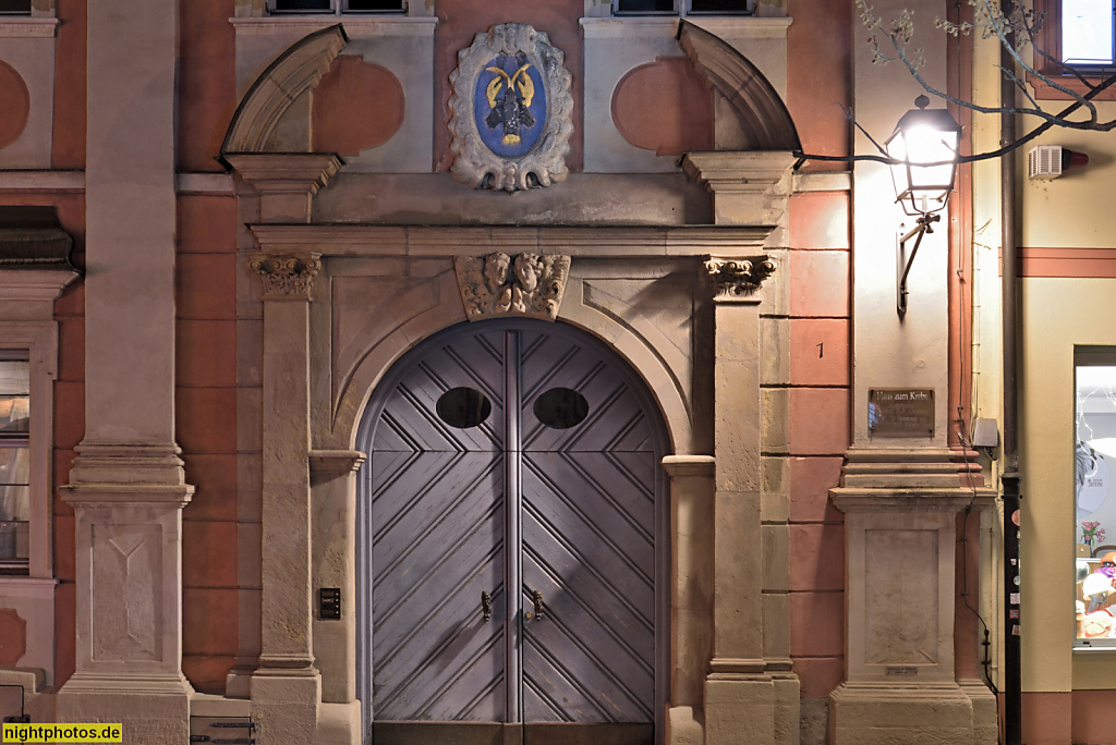 Bamberg. Haus zum Krebs. Erbaut 1422. Umbau Barock 1713. Hauszeichen von Anton Bauer 1964. Pfahlplätzchen 1