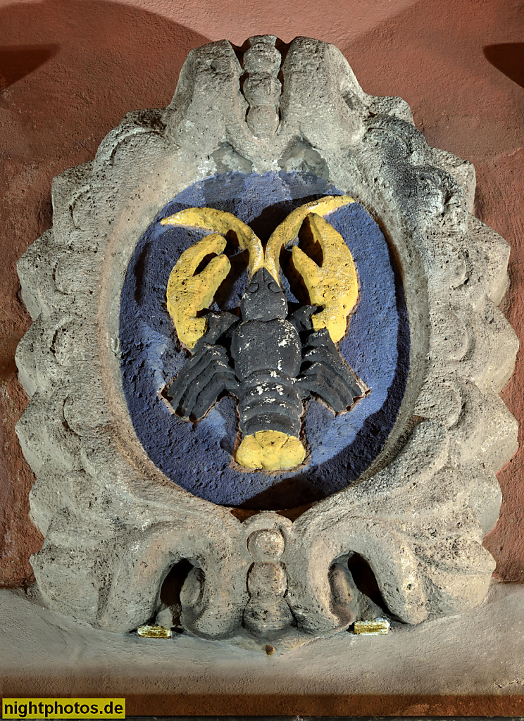 Bamberg. Haus zum Krebs. Erbaut 1422. Umbau Barock 1713. Hauszeichen von Anton Bauer 1964. Pfahlplätzchen 1