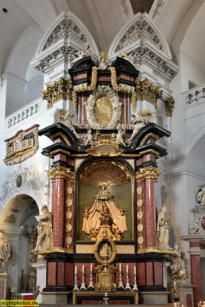 Bamberg. St. Martin. Martinskirche. Katholisch. Erbaut 1686-1693 von Georg und Leonhard Dientzenhofer in fränkischem Barock. Seitenaltar. Saniert 2013-2016