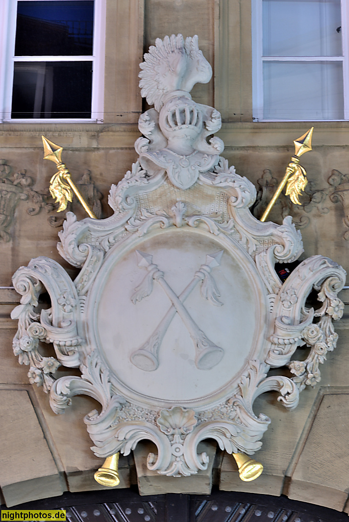 Bamberg. Krackhardthaus. Ehemaliges Katharinenspital erbaut 1729-1738 von Balthasar Neumann. Kopfbau Grüner Markt 31 erbaut 1733-1738. Stadtwappen