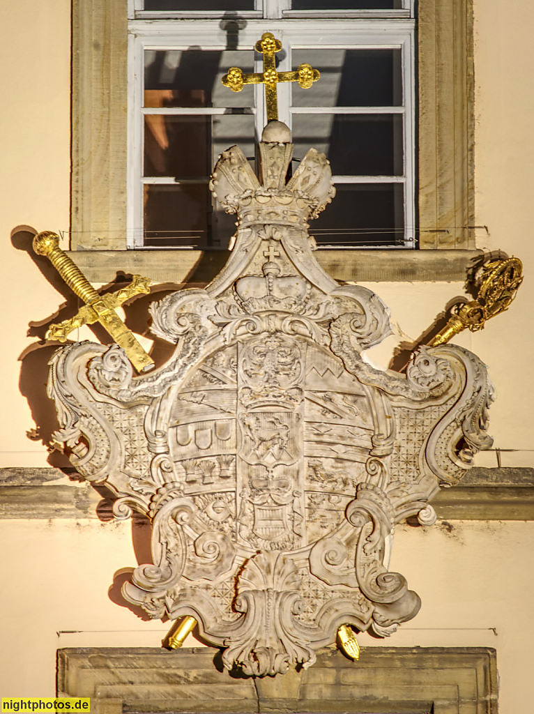 Bamberg. Neues Rathaus. Barock erbaut 1732-1737 von Balthasar Neumann und Justus Heinrich Dientzenhofer als Klerikalseminar. Umbau 1939-1943 von Peter Keh. Wappen. Maximiliansplatz