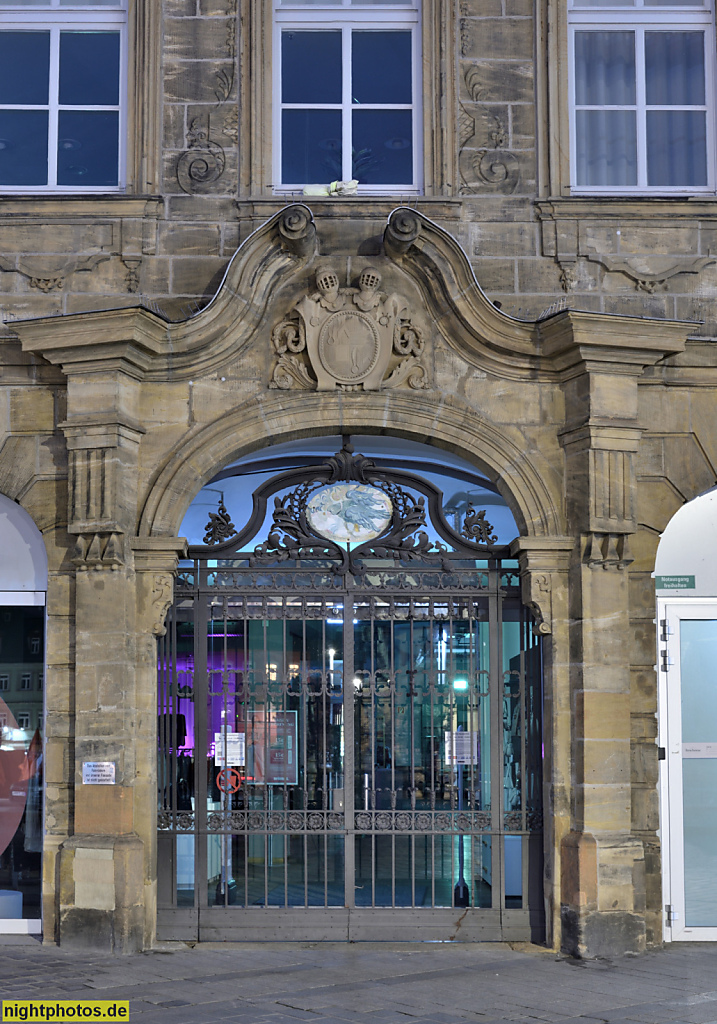 Bamberg. Haus zum Grünen Sittich. Spätbarockes Bürgerhauspalais mit Fassadenschmuck. Wappenkassette. Erbaut Mitte 18. Jahrhundert. Maximiliansplatz 12