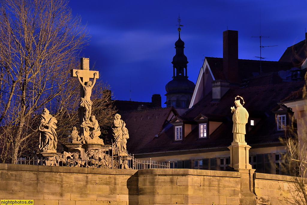Bamberg. Kreuzigungsgruppe auf Oberer Brücke. Gestiftet und entworfen von Stadtbaumeister Johann Friedrich Rosenzweig 1715. Erschaffen vom Bamberger Bildhauer Leonhard Gollwitzer aus Sandstein