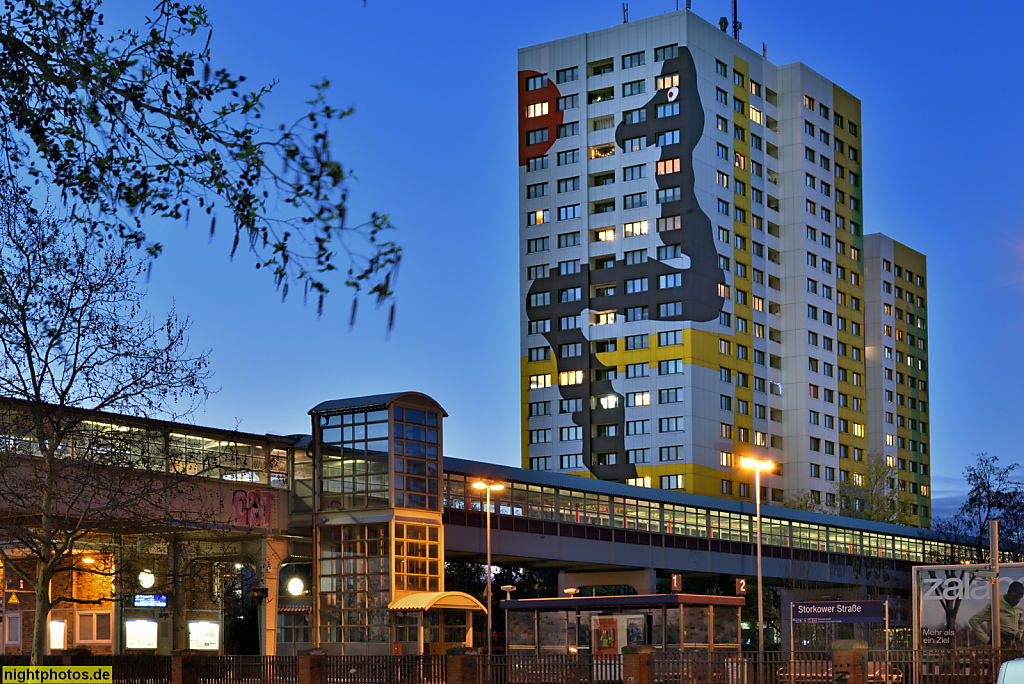 Berlin Lichtenberg. Gustavo-Haus. Doppelhochhaus nach 1980 erbaut. 1998-1999 Montage bemalter Aluminumplatten mit Motiven v Künstler Gustavo. Franz-Jacob-Strasse 1 und3