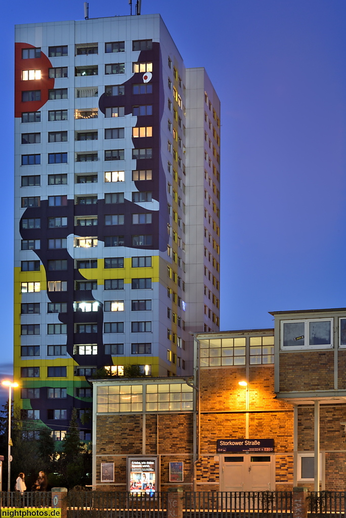 Berlin Lichtenberg. Gustavo-Haus. Doppelhochhaus nach 1980 erbaut. 1998-1999 Montage bemalter Aluminumplatten mit Motiven v Künstler Gustavo. Franz-Jacob-Strasse 1 und3