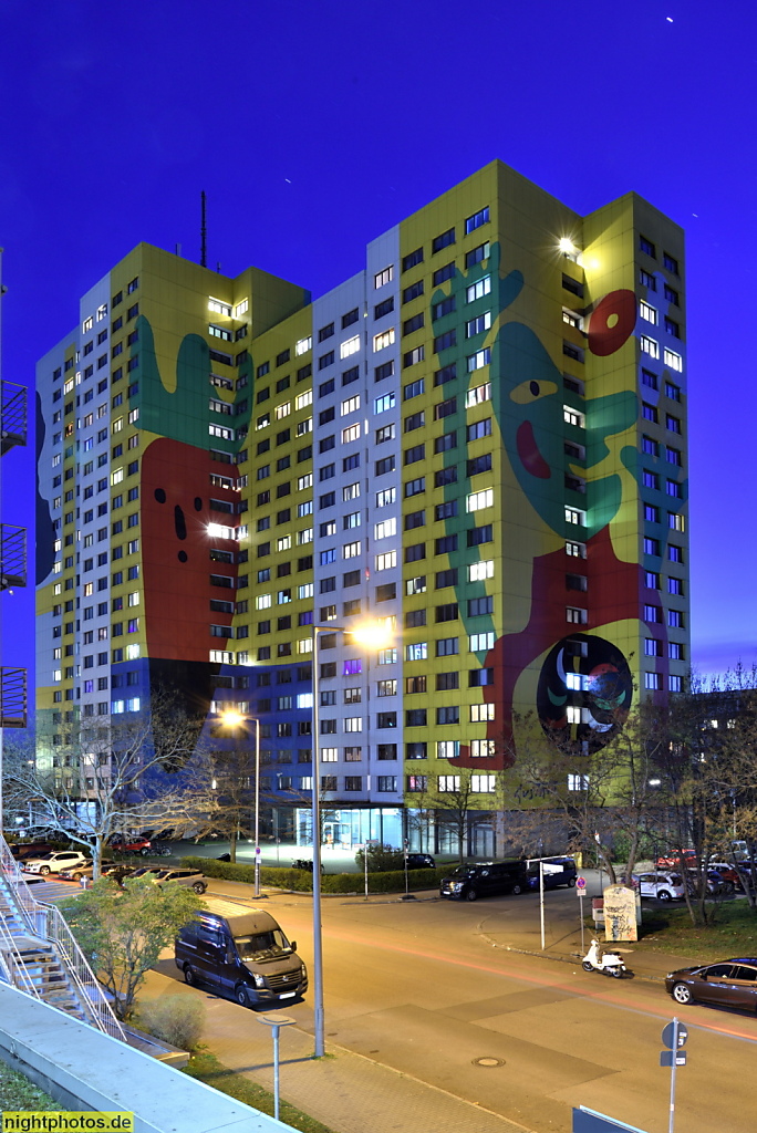 Berlin Lichtenberg. Gustavo-Haus. Doppelhochhaus nach 1980 erbaut. 1998-1999 Montage bemalter Aluminumplatten mit Motiven v Künstler Gustavo. Franz-Jacob-Strasse 1 und 3