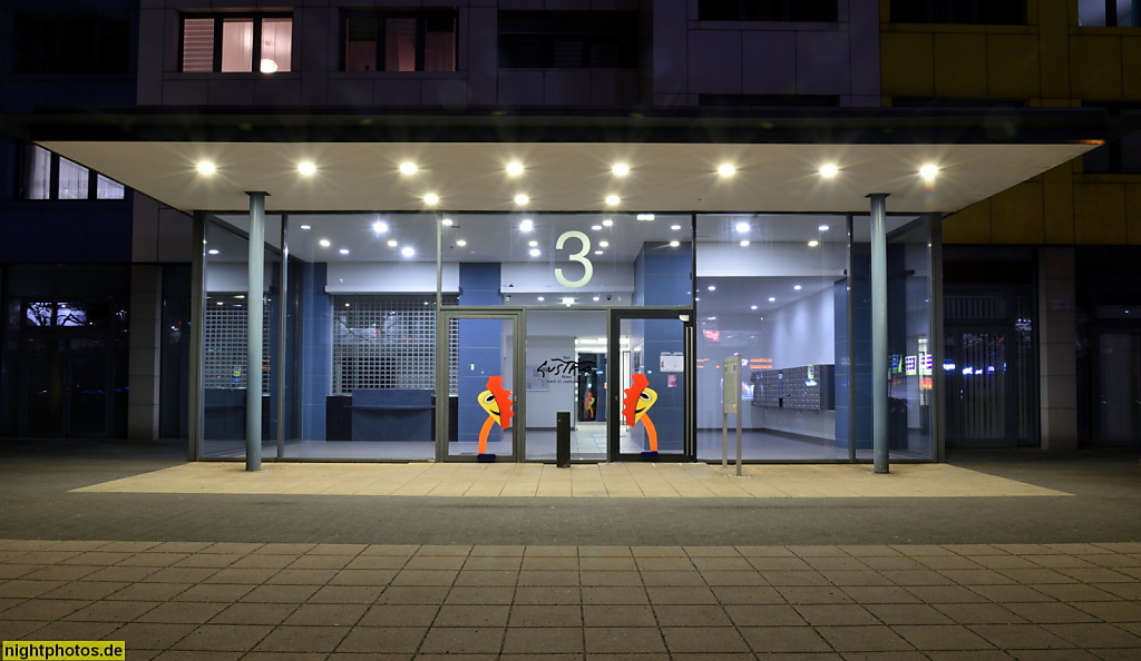 Berlin Lichtenberg. Gustavo-Haus. Doppelhochhaus nach 1980 erbaut. 1998-1999 Gestaltung Türgriffe mit Motiven von Künstler Gustavo. Franz-Jacob-Strasse 3