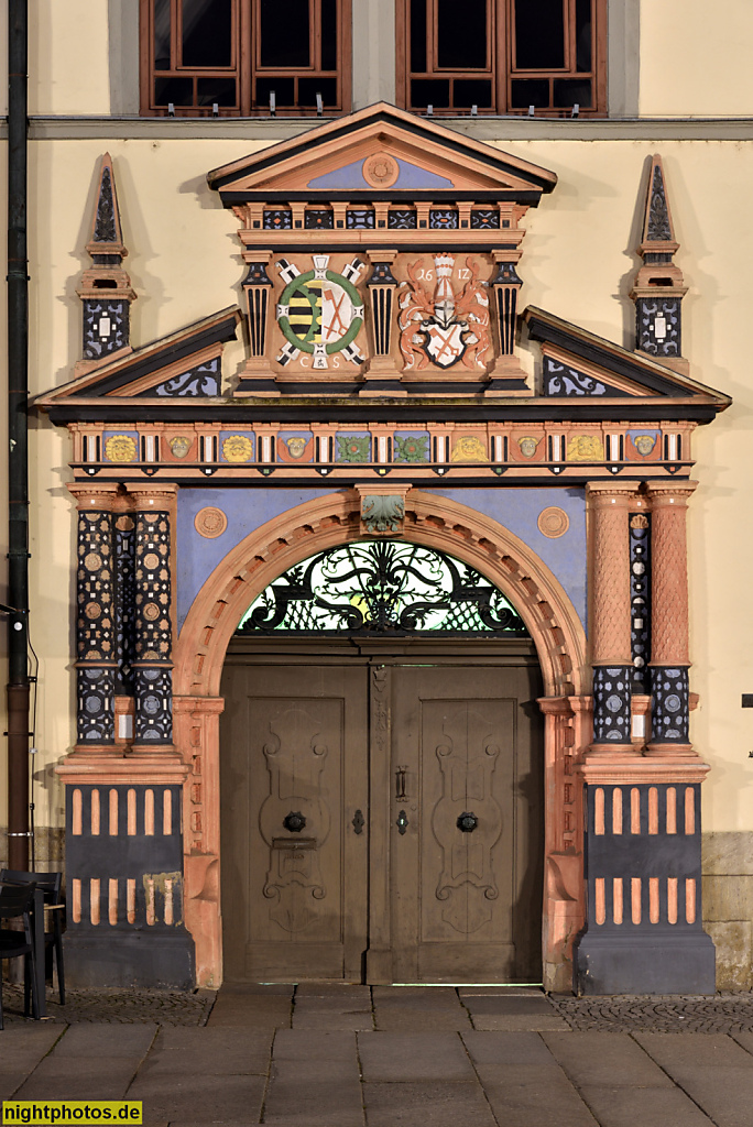 Naumburg. Rathaus mit Stadtwappen im Renaissanceportal. Erbaut 1517-1528. Einbau Renaissanceportal 1556-1557. Markt 1
