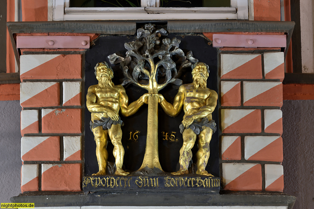 Naumburg. Wohn- und Geschäftshaus. Erbaut 16. Jhdt als Mohren-Apotheke. Ab 1735 Lorbeer-Apotheke. Erker erbaut 1645. Herrenstrasse 2