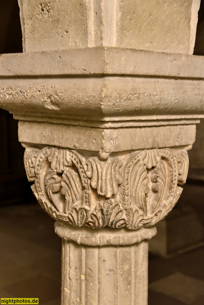 Naumburg. Evangelischer Dom St Peter und Paul. Erbaut ab 13. Jhdt. Spätromanische Säule mit Würfelkapitell in der Krypta